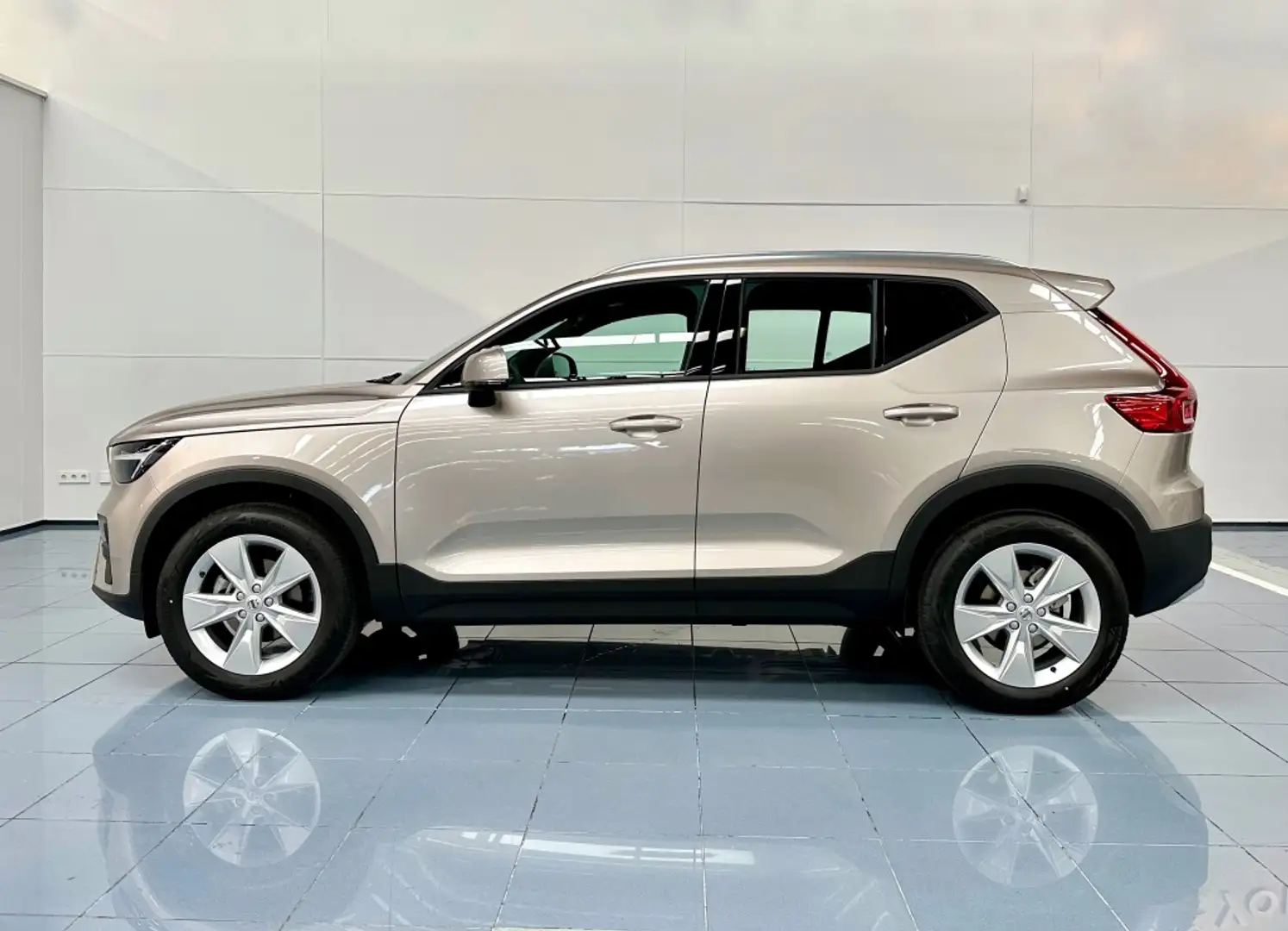 Volvo XC40 T2 Core Aut. Beżowy - 2