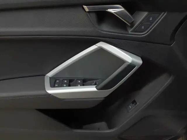 Audi Q3 view 19