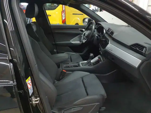 Audi Q3 view 8