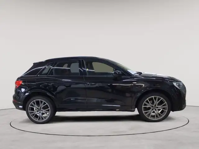 Audi Q3 view 3