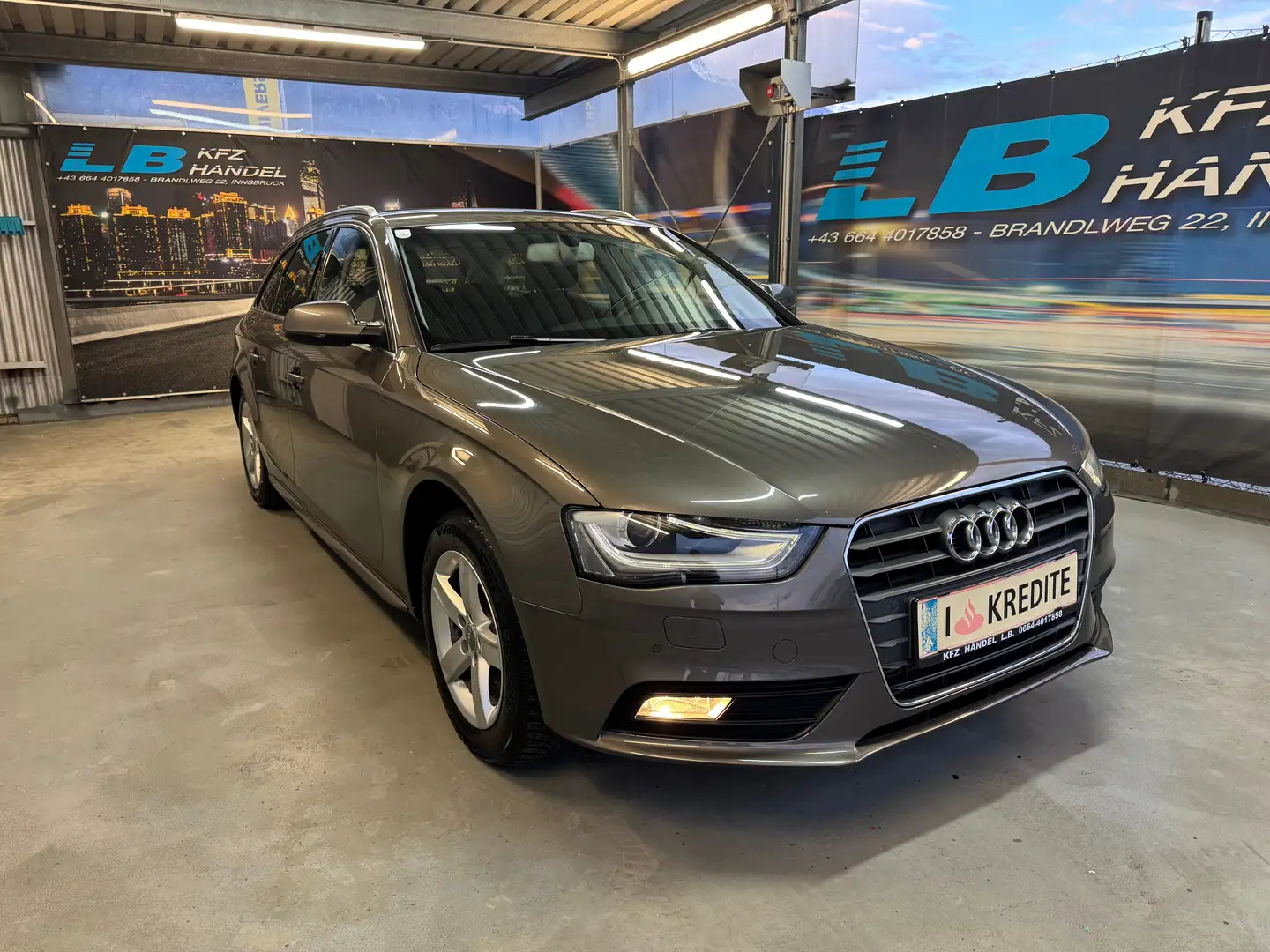 Audi A4 Attraction Grau - 1