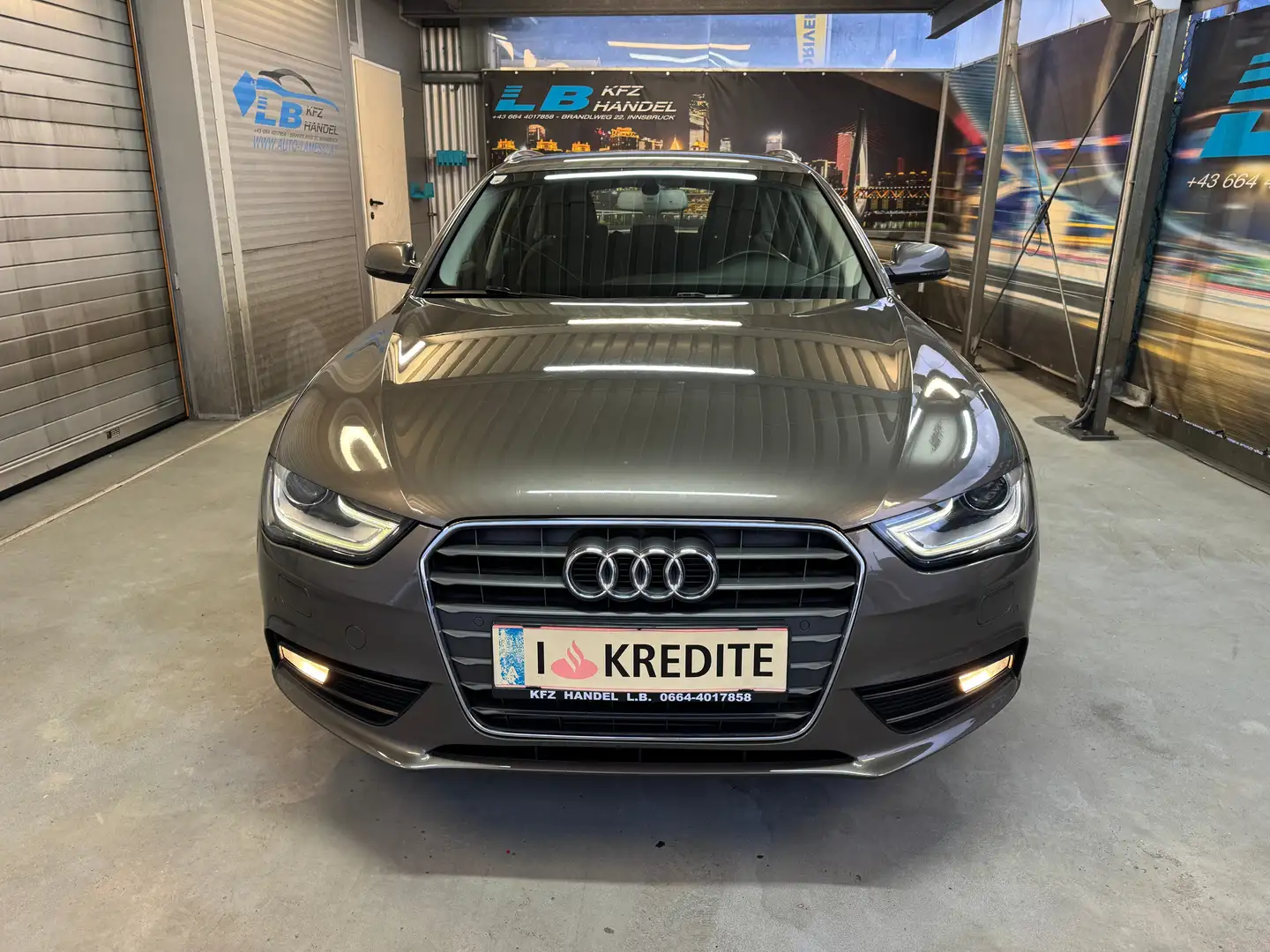 Audi A4 Attraction Grau - 2