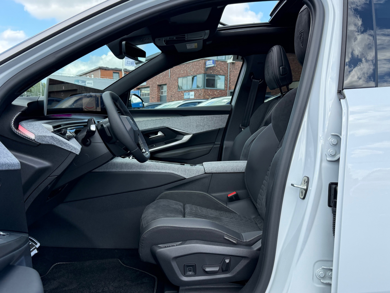Peugeot 5008 1.6 Plug-in Hybrid 225 GT Exclusive 7P SCHUIFDAK A — photo 4