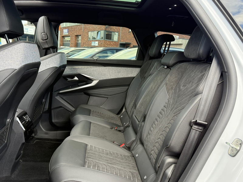 Peugeot 5008 1.6 Plug-in Hybrid 225 GT Exclusive 7P SCHUIFDAK A — photo 6
