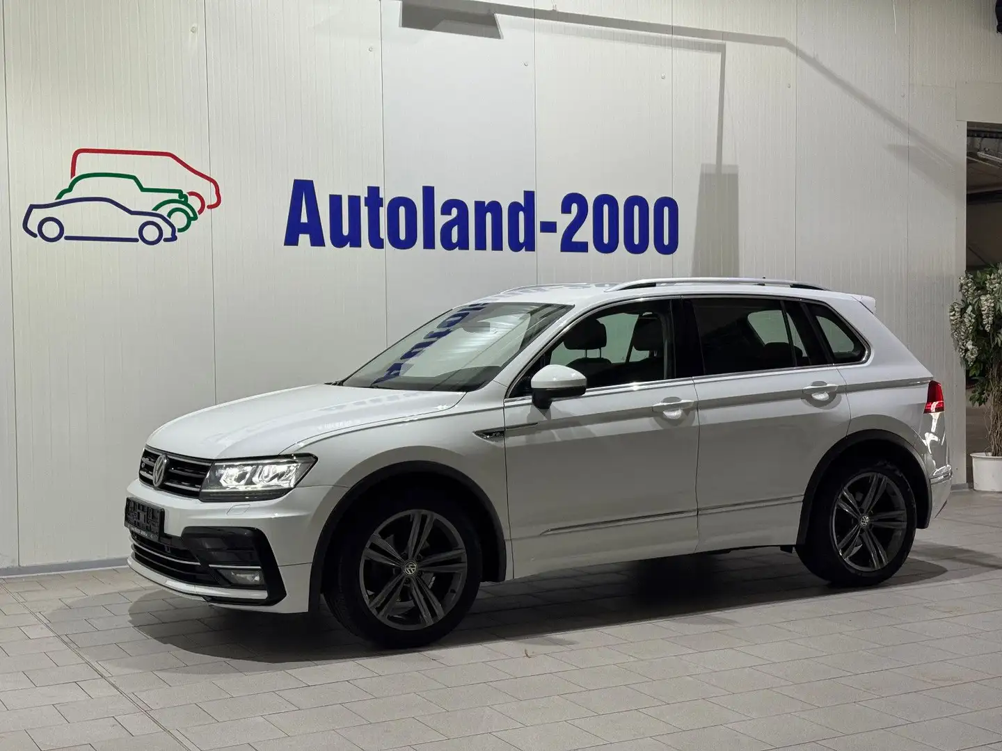 Volkswagen Tiguan Highline BMT DSG * R-Line * Navi * Kamera Wit - 2