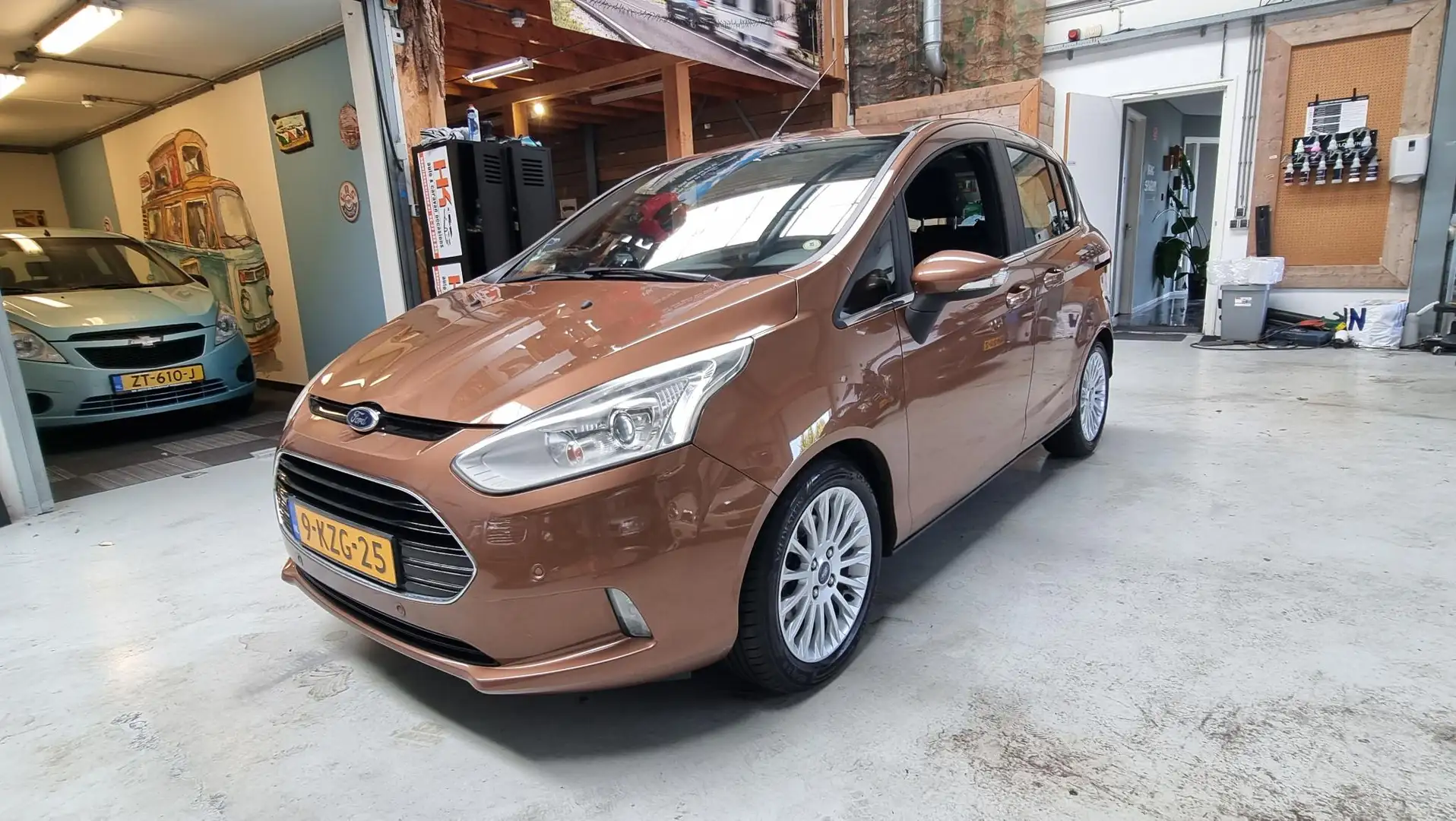Ford B-Max 1.0 EcoBoost Titanium LMV, Bluetooth, Clima, Voorr Bruin - 1