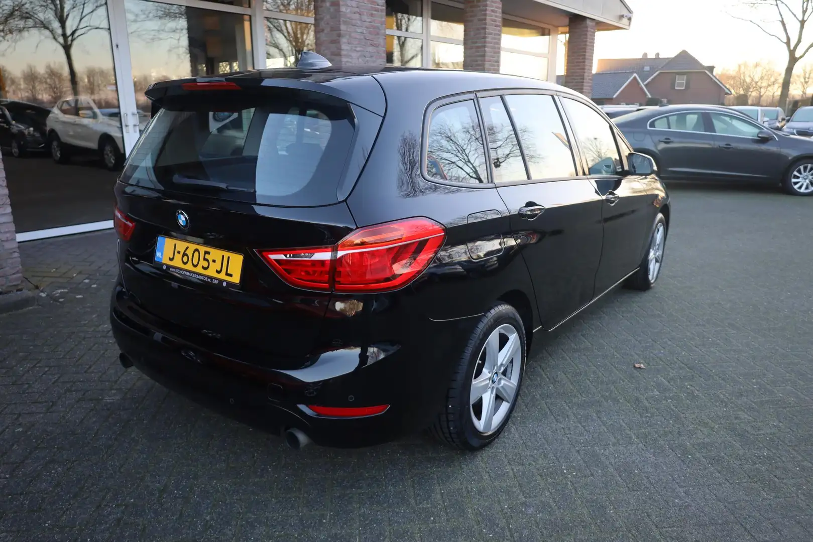 BMW 220 2-serie Gran Tourer 220i Executive 192PK!! NAVI ST Zwart - 2