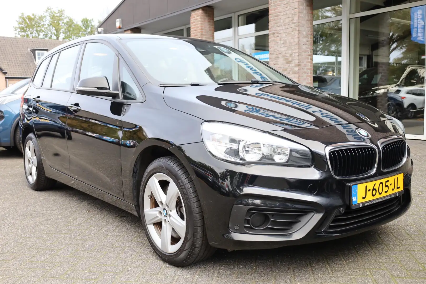 BMW 220 2-serie Gran Tourer 220i Executive 192PK!! NAVI ST Zwart - 2