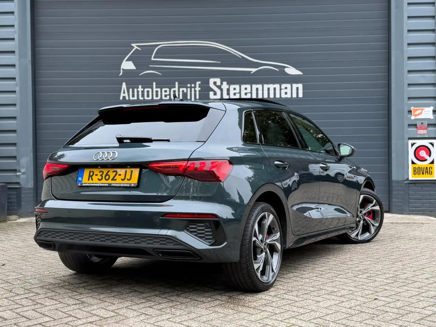 Audi A3 Sportback 45 TFSI e S edition Competition | Bomvol Groen - 2