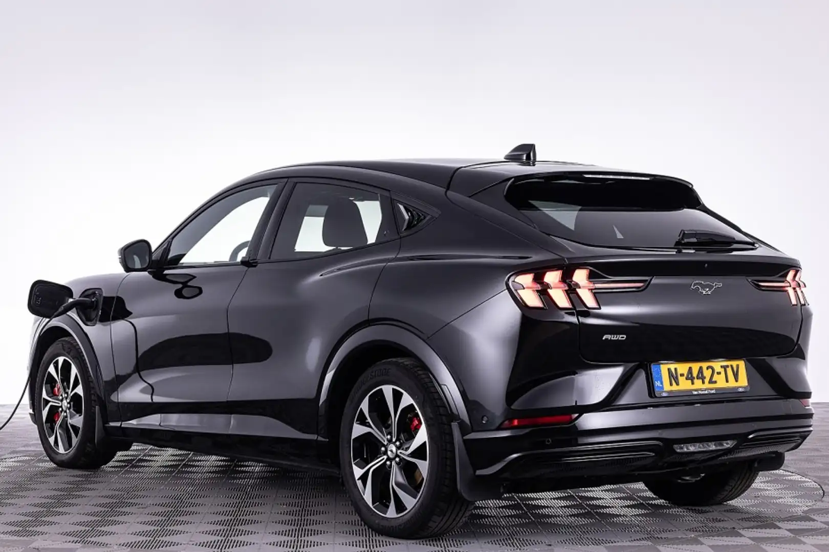 Ford Mustang Mach-E AWD 75 kWh | PANORAMADAK | LEDER | Trekhaak ✅ 1e E Nero - 2