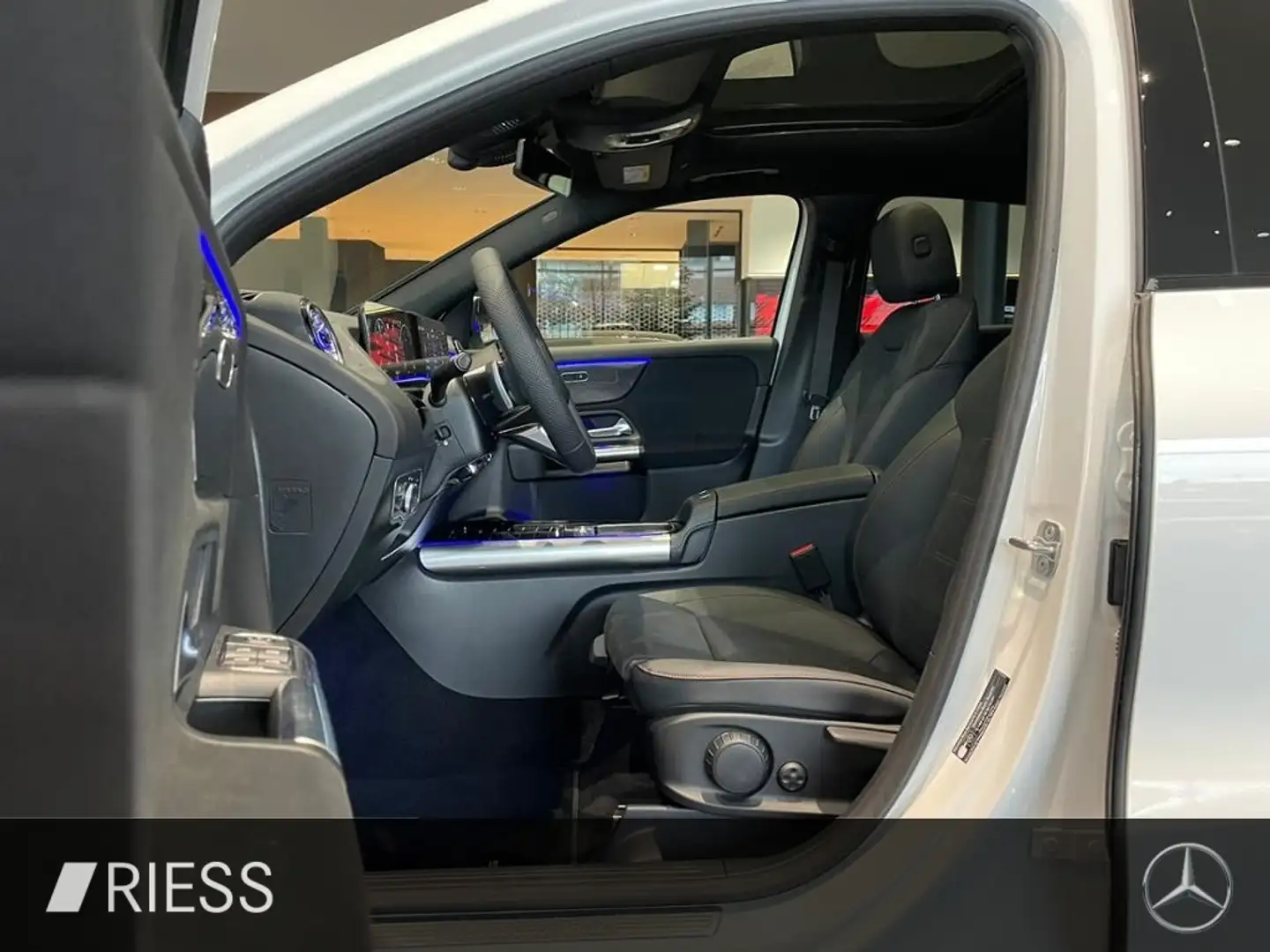 Mercedes-Benz GLA 200 360 AHK AUT DynLicht Fernlichtass. Kam. Weiß - 2