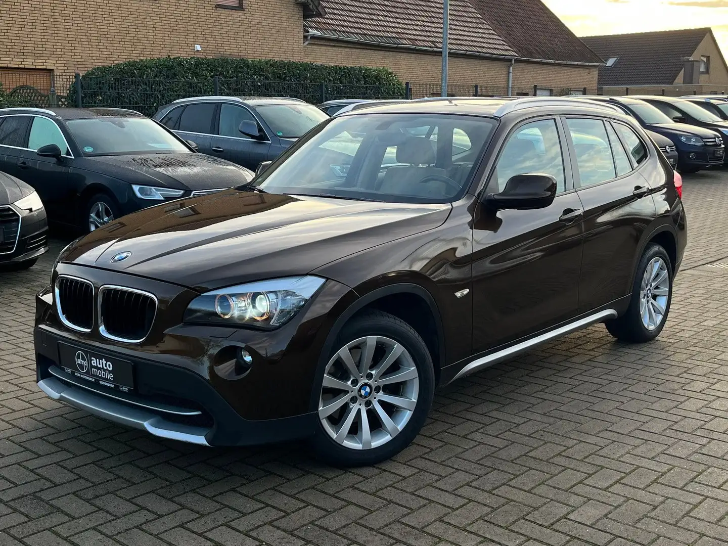 BMW X1 18d+Leder+Panorama+Xenon+Navi+Reifen neuwe. Braun - 1