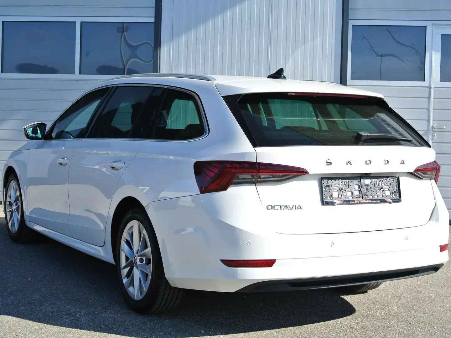 Skoda Octavia Kombi 2,0 TDI Premium * virt. CP // HUD // KAMERA Weiß - 2