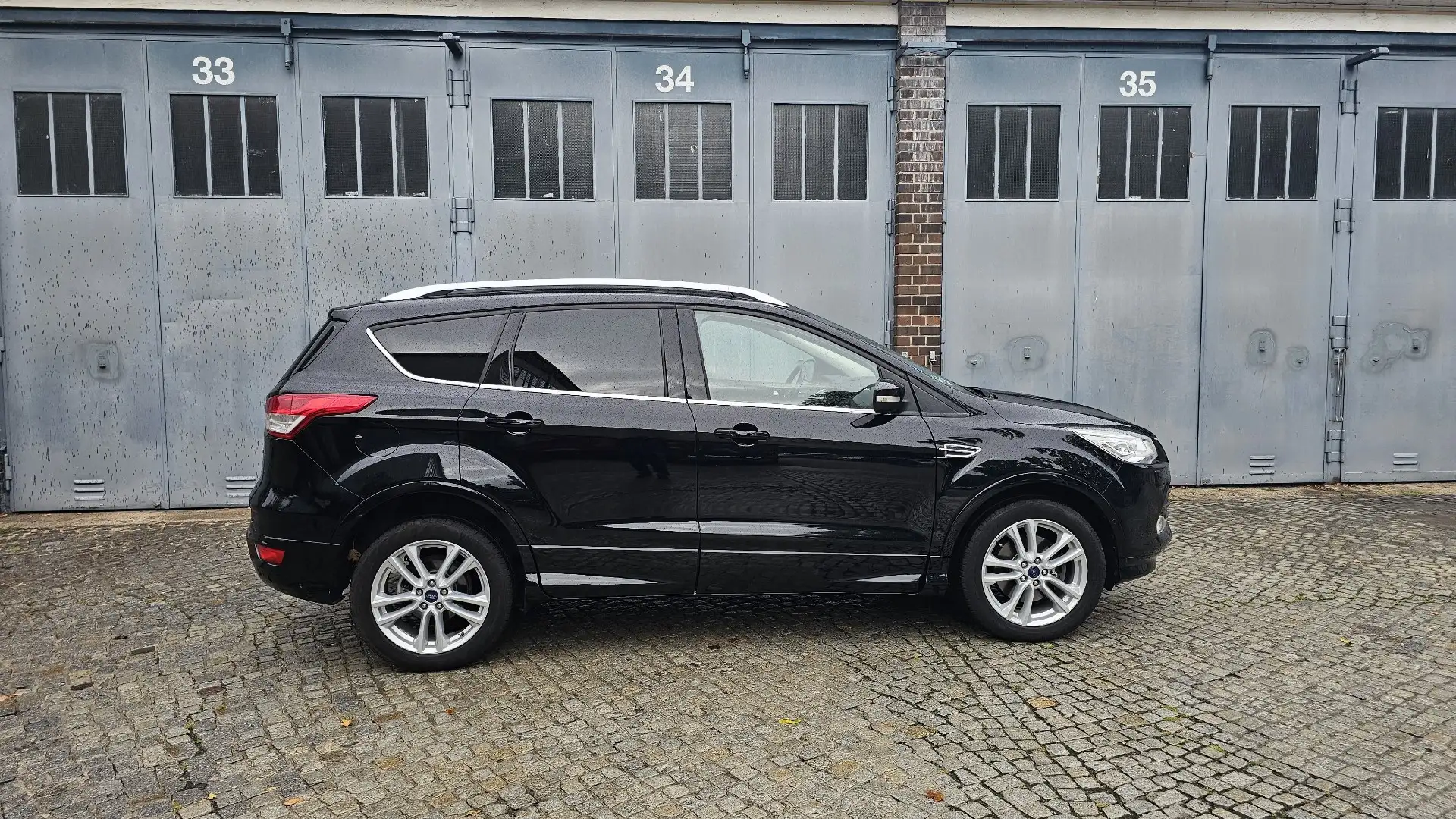 Ford Kuga Individual Schwarz - 1