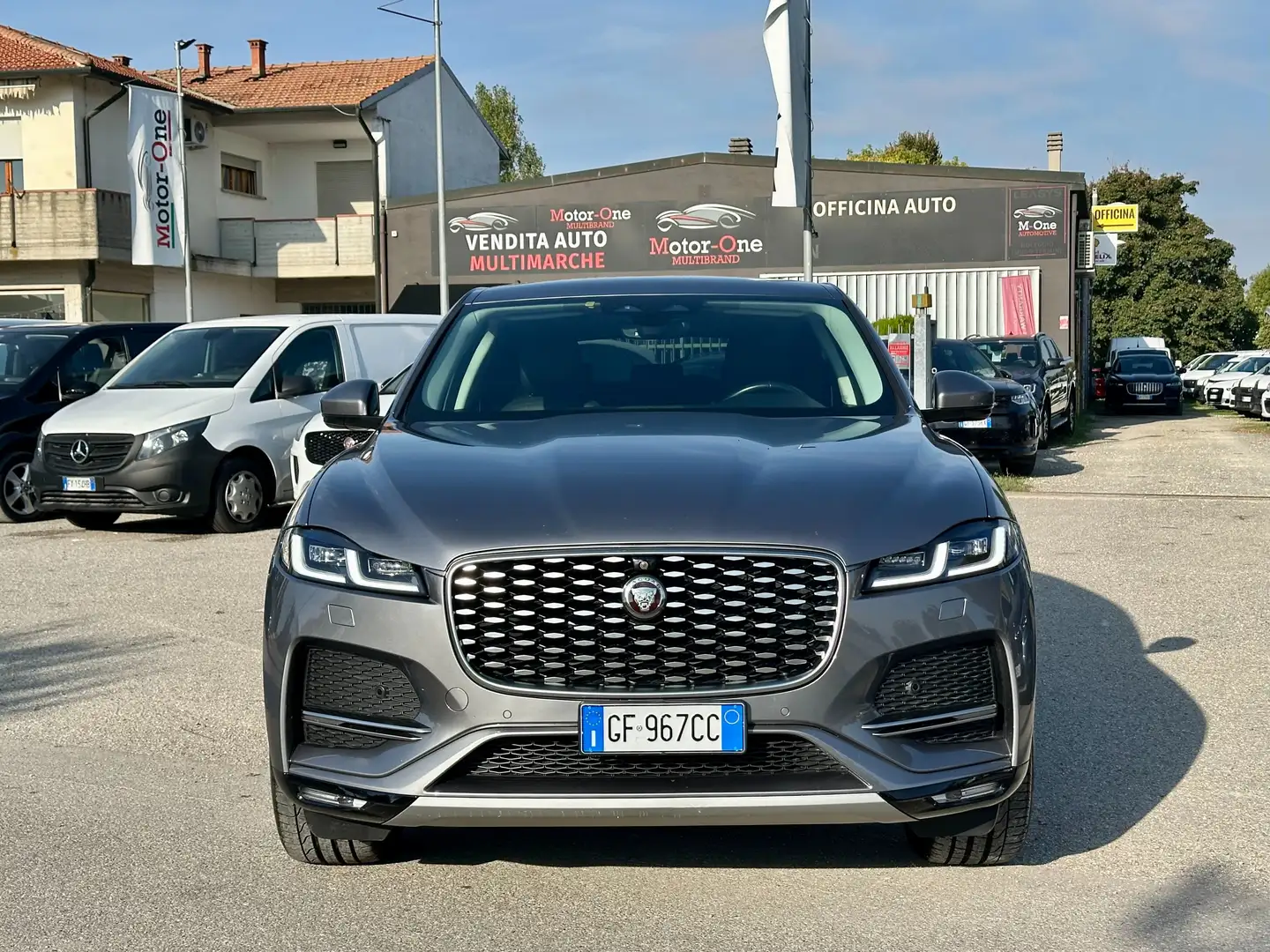 Jaguar F-Pace 2.0d i4 mhev S awd 204cv auto Grigio - 2