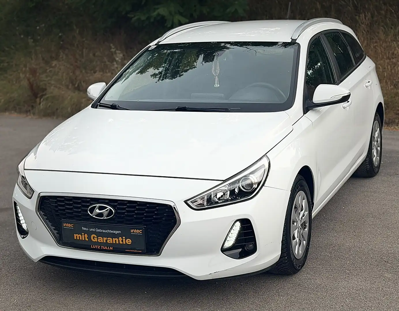 Hyundai i30 1.6 CRDi Premium Automatik sehr gute Ausstattung Weiß - 1