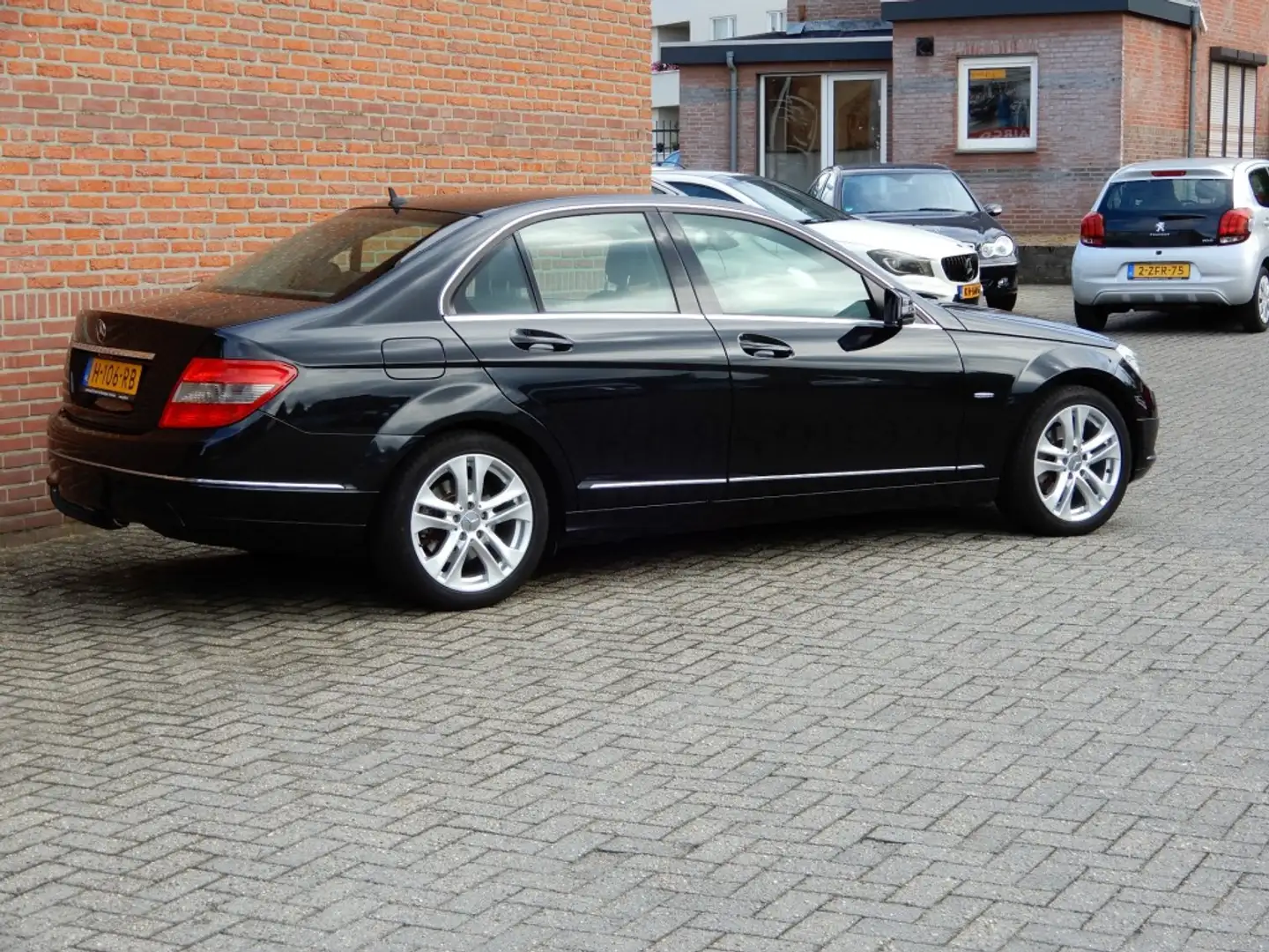 Mercedes-Benz C 200 200 CGI BLUEEFFICIENCY BUSINESS AVANTGARDE  automa Zwart - 2