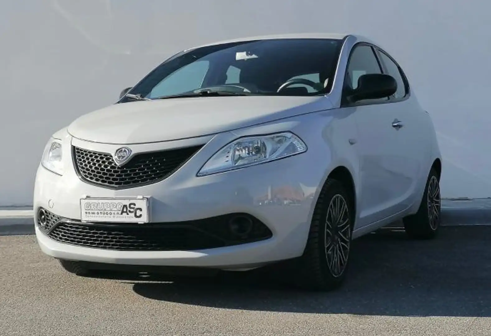 Lancia Ypsilon Ypsilon 1.2 Gold ecochic Gpl 69cv my19 Argent - 1
