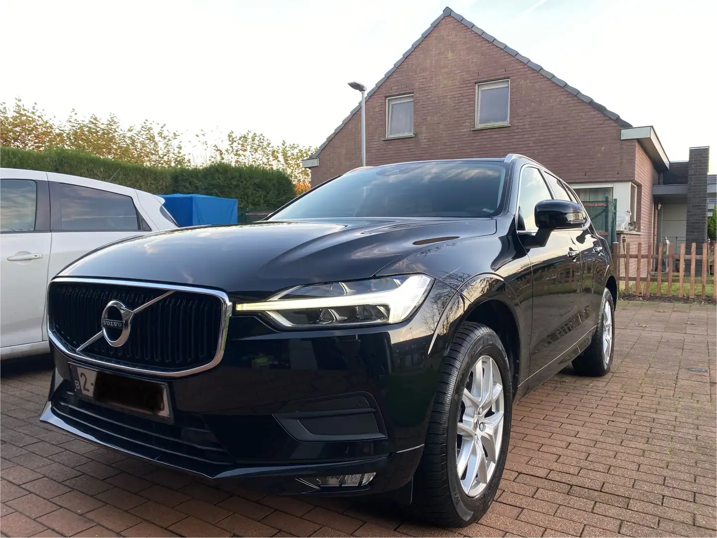 Volvo XC60 D4 Momentum Pro Geartronic AdBlue Zwart - 1