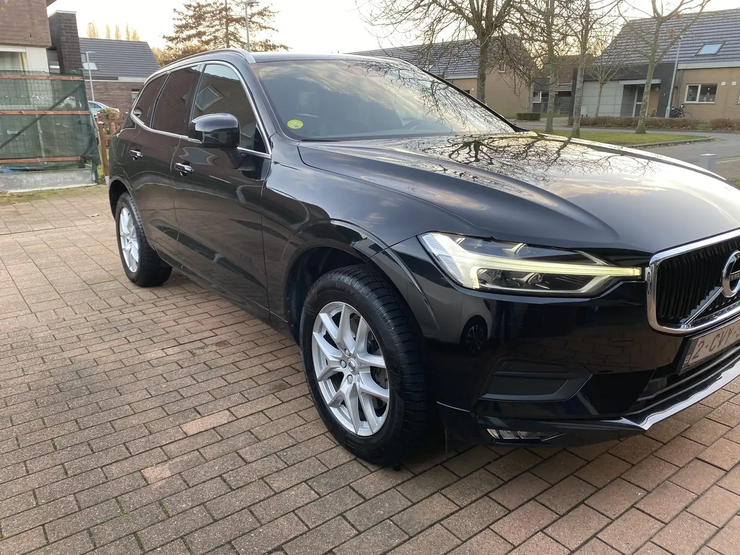 Volvo XC60 D4 Momentum Pro Geartronic AdBlue Zwart - 2