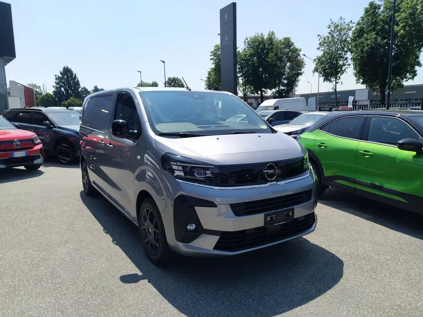 Opel Vivaro 1.5 Diesel 120cv M 3 Posti KM ZERO Argento - 1