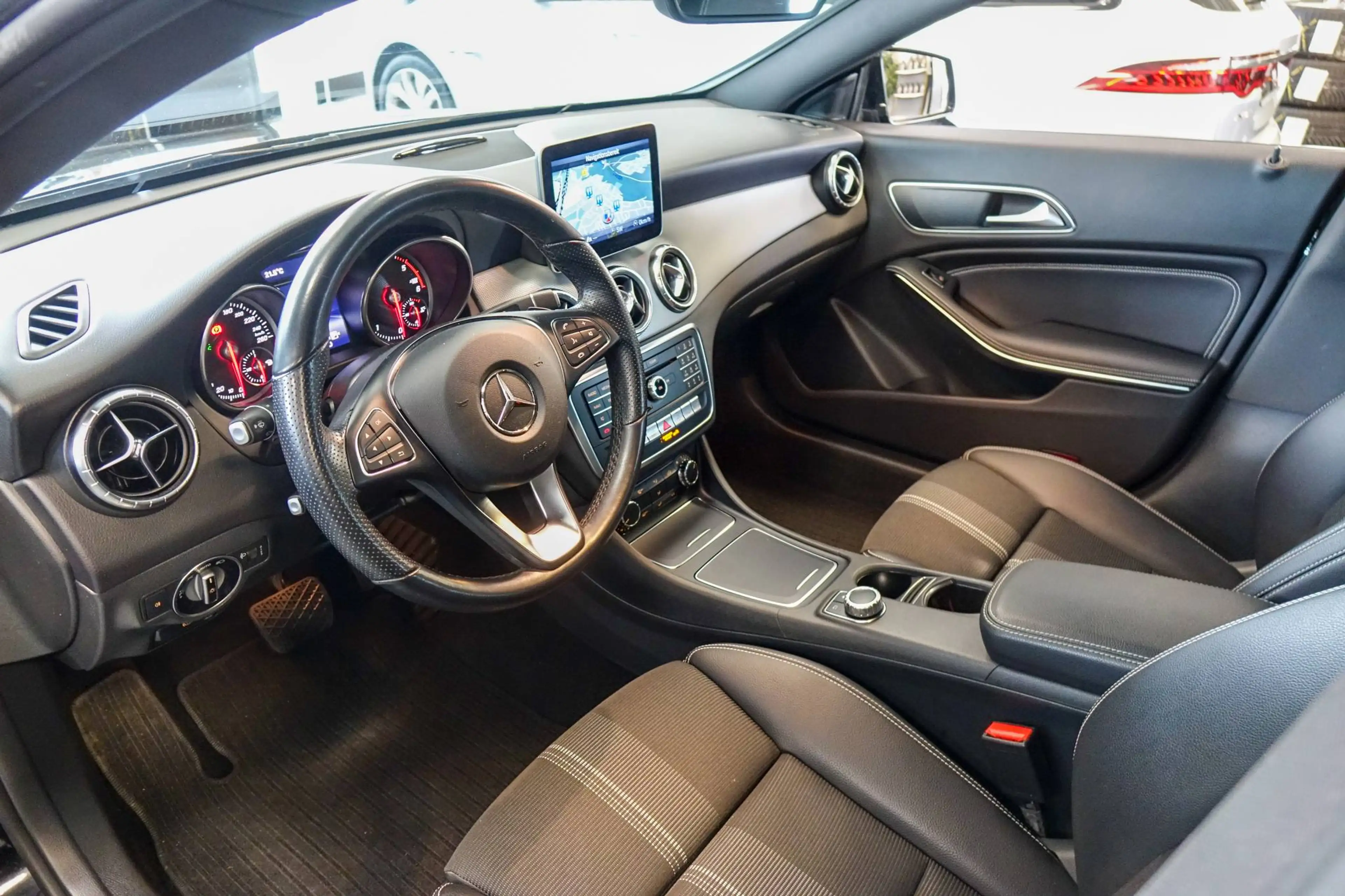 Mercedes-Benz CLA 200 CLA 200 CDI Urban +Himmel schwarz+ — photo 5
