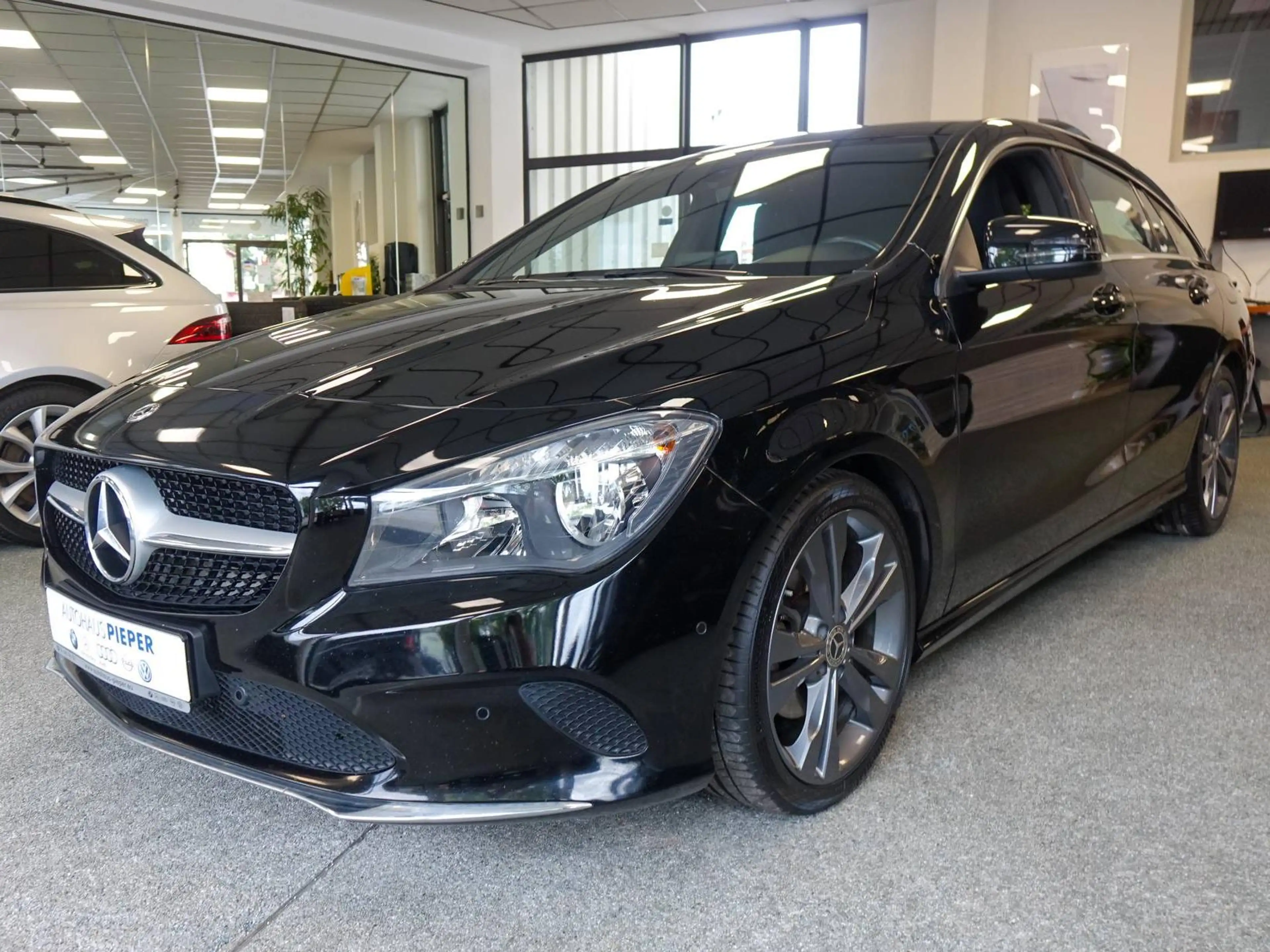 Mercedes-Benz CLA 200 CLA 200 CDI Urban +Himmel schwarz+ — photo 2
