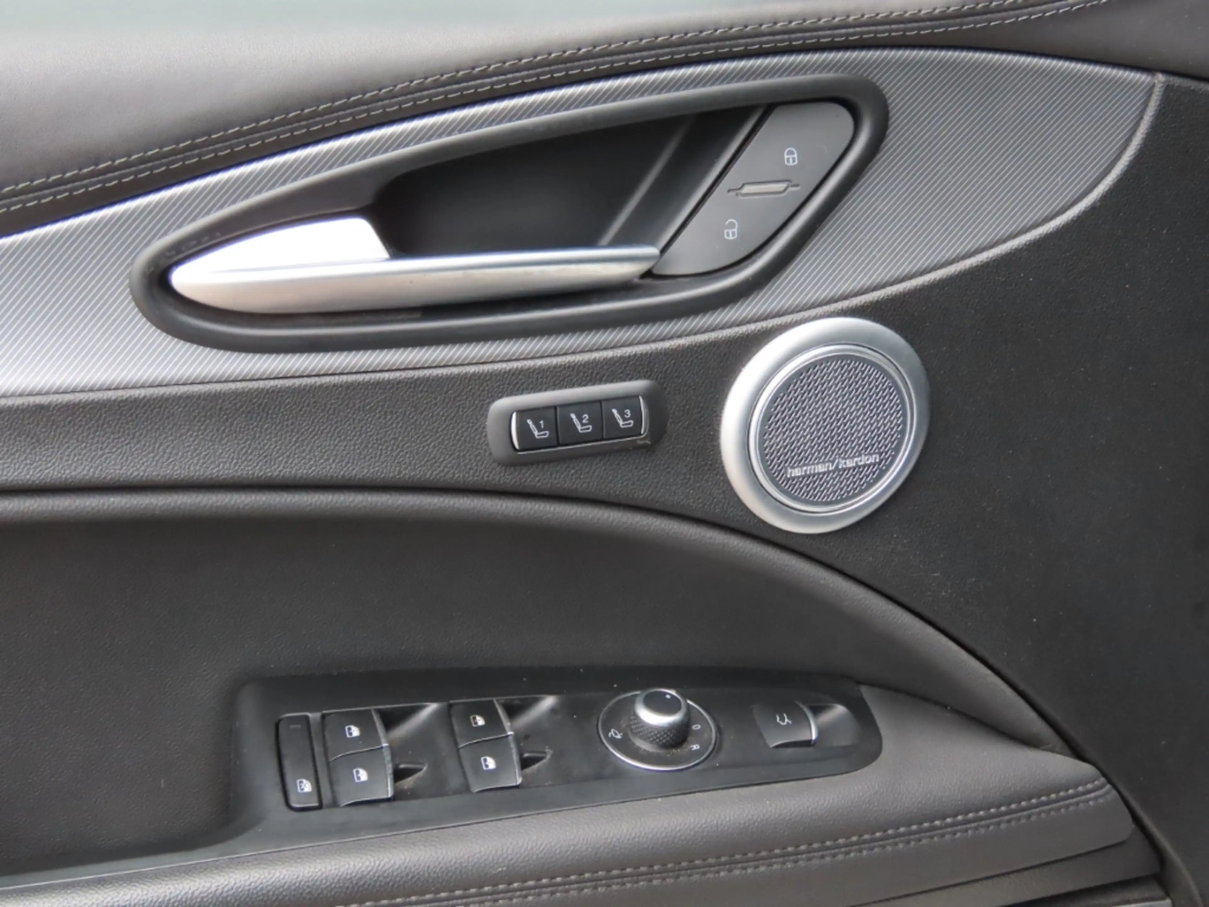 Alfa Romeo Stelvio Veloce Q4 — photo 8