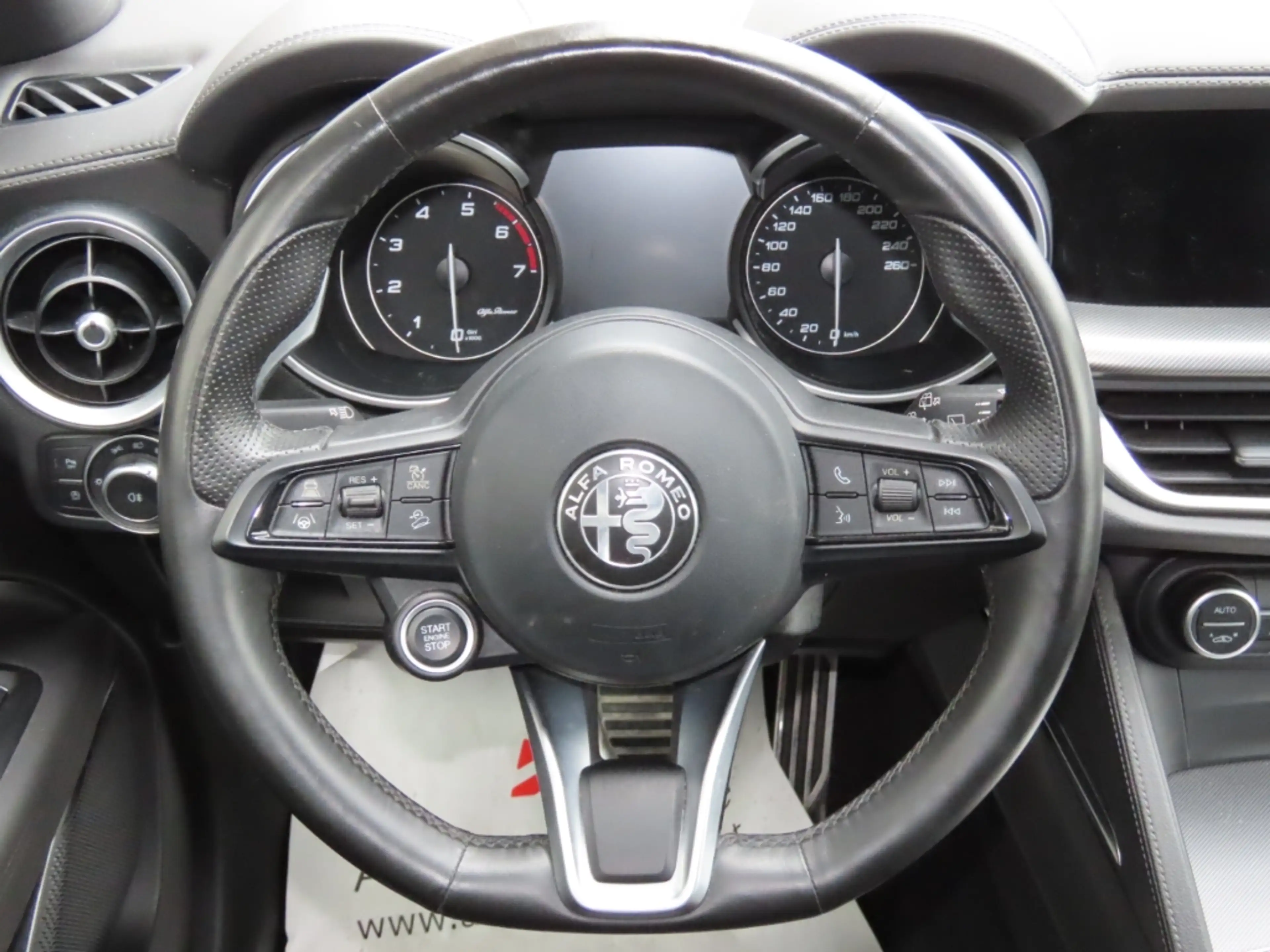 Alfa Romeo Stelvio Veloce Q4 — photo 11
