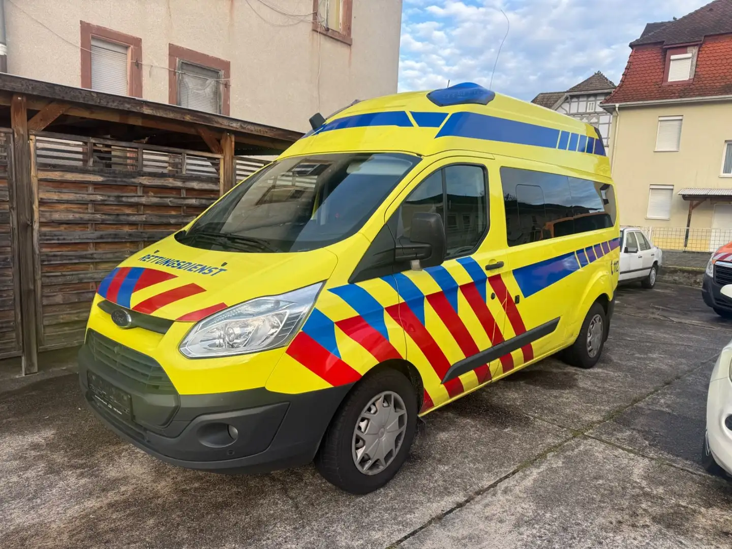 Ford Transit Tourneo Custom Kombi 330 L2*RTW*KRANKENWAGEN Jaune - 1