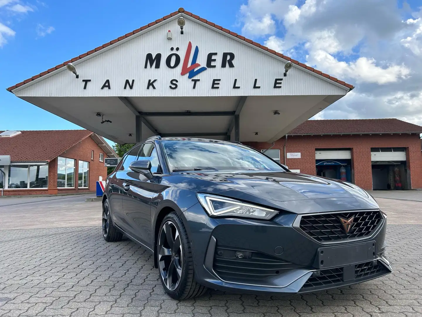 CUPRA Leon Sportstourer 1.5 eTSI DSG / AHK ACC Šedá - 1