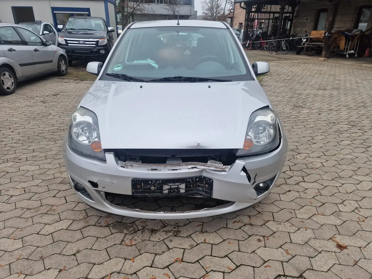Ford Fiesta 1.4 Trend Silber - 2