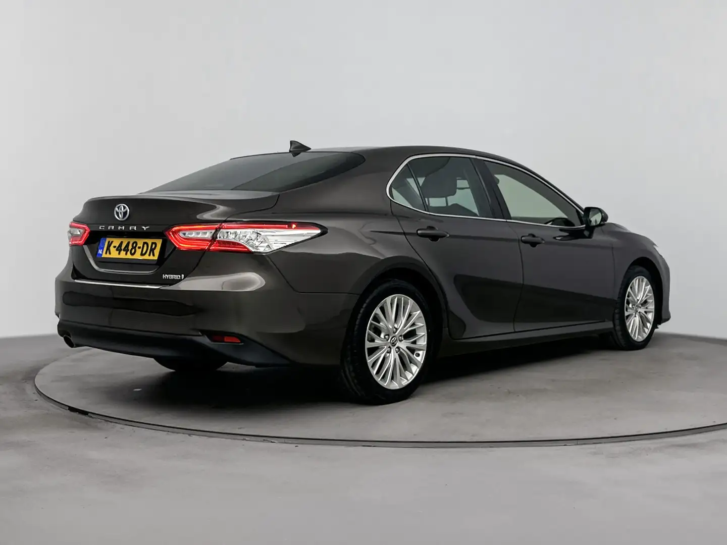 Toyota Camry 2.5 Hybrid Premium | Navigatie | Stoelverwarming | Bruin - 2