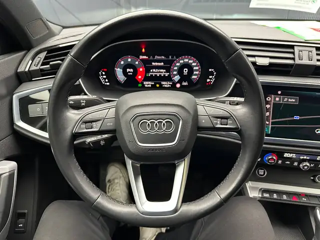 Audi Q3 view 16