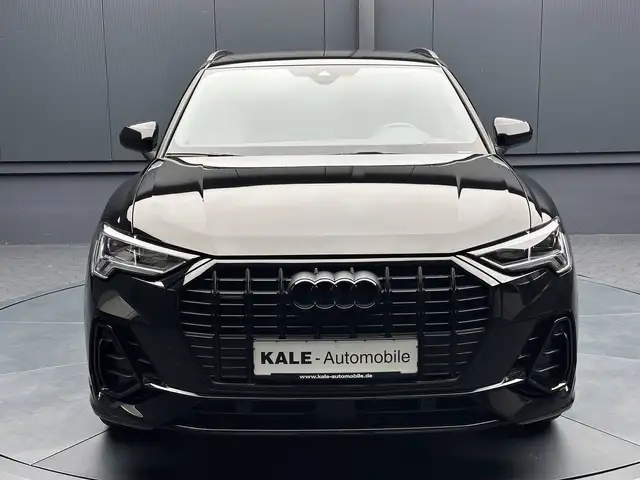 Audi Q3 view 8