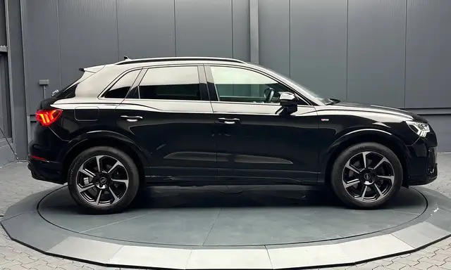 Audi Q3 view 6