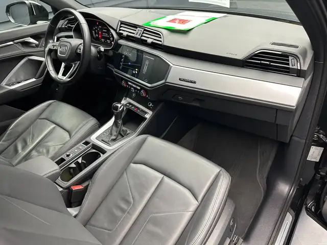 Audi Q3 view 11