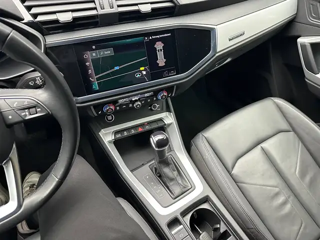 Audi Q3 view 18