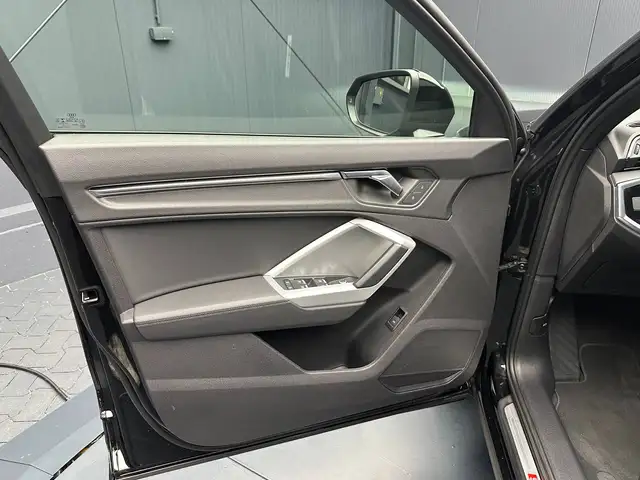Audi Q3 view 13