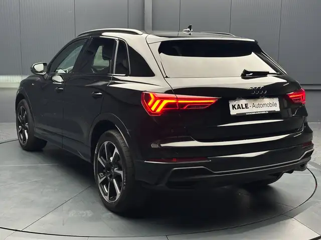 Audi Q3 view 3