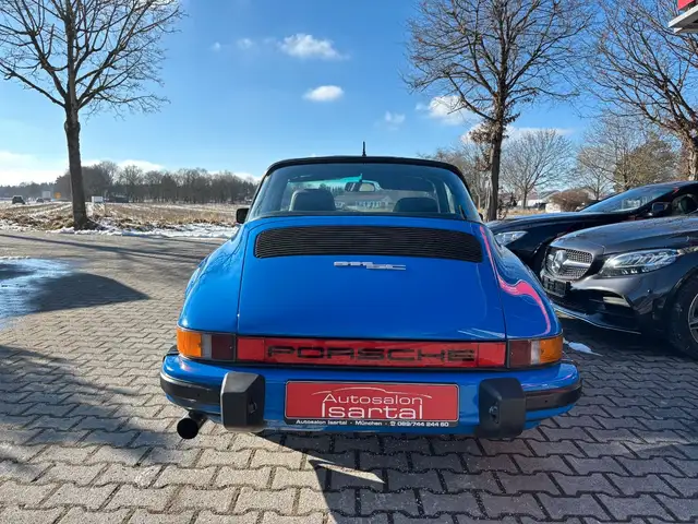 Porsche 911 view 6