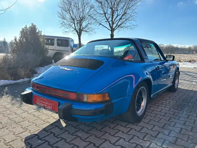 Porsche 911 view 7
