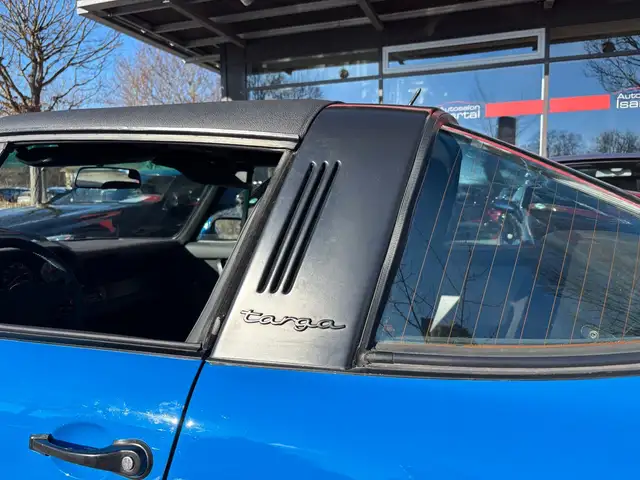 Porsche 911 view 8