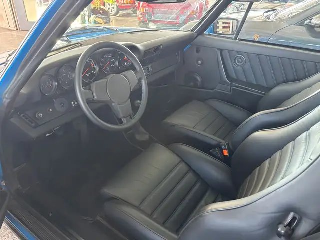 Porsche 911 view 10