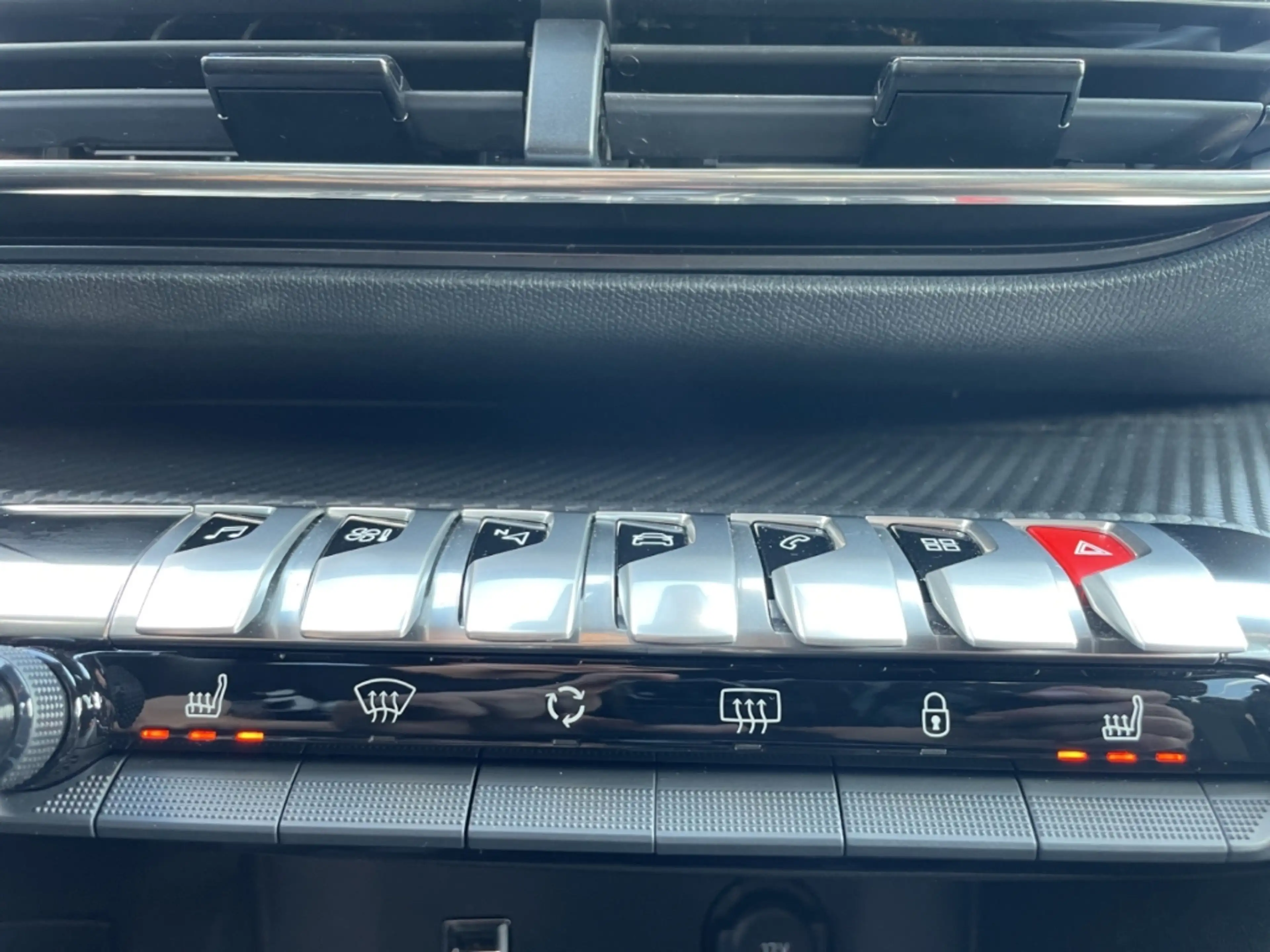 Peugeot 5008 Allure HYBRID 136 e-DSC6 7-Sitzer Kamera LED CarPl — photo 17
