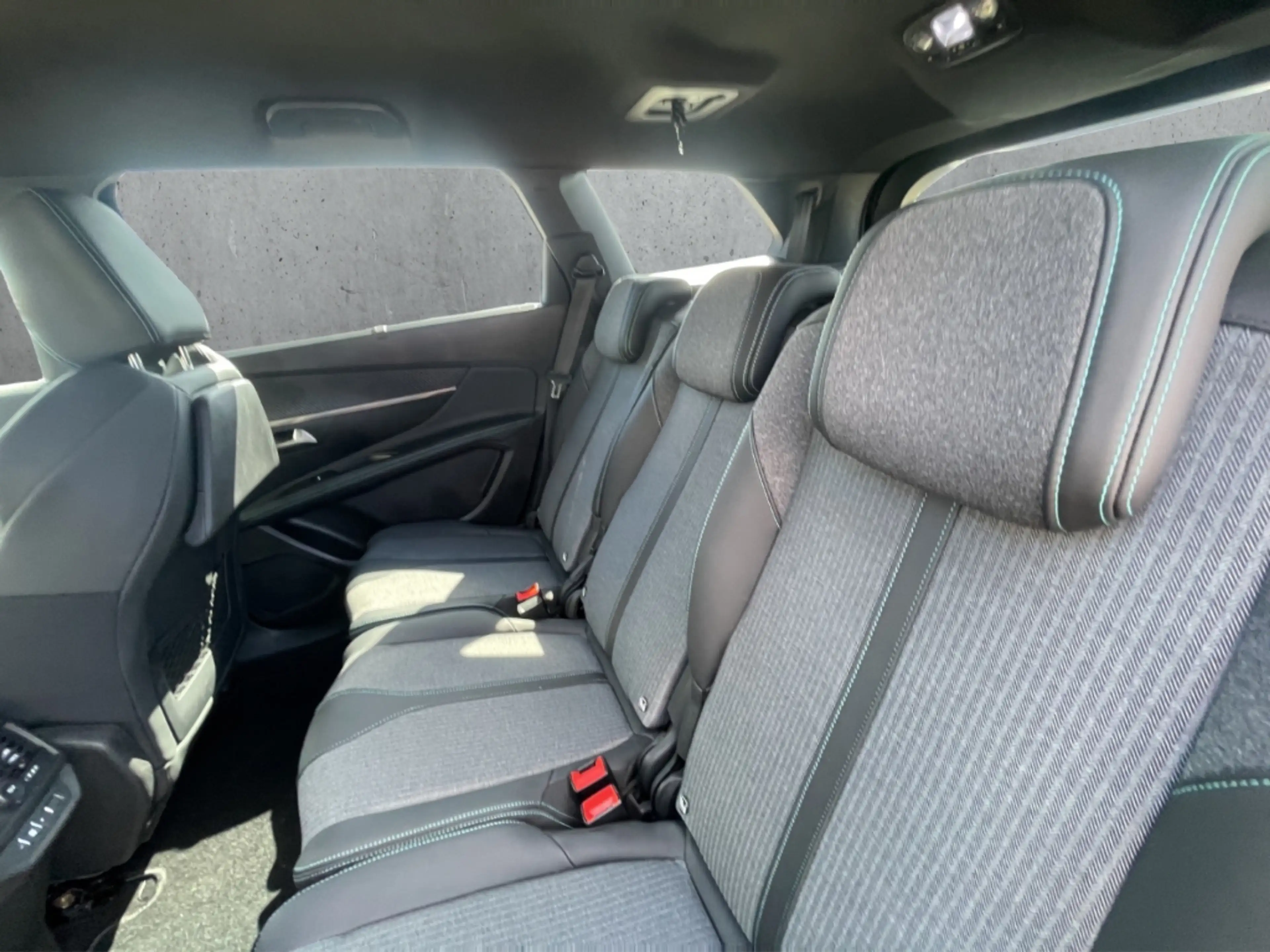 Peugeot 5008 Allure HYBRID 136 e-DSC6 7-Sitzer Kamera LED CarPl — photo 8