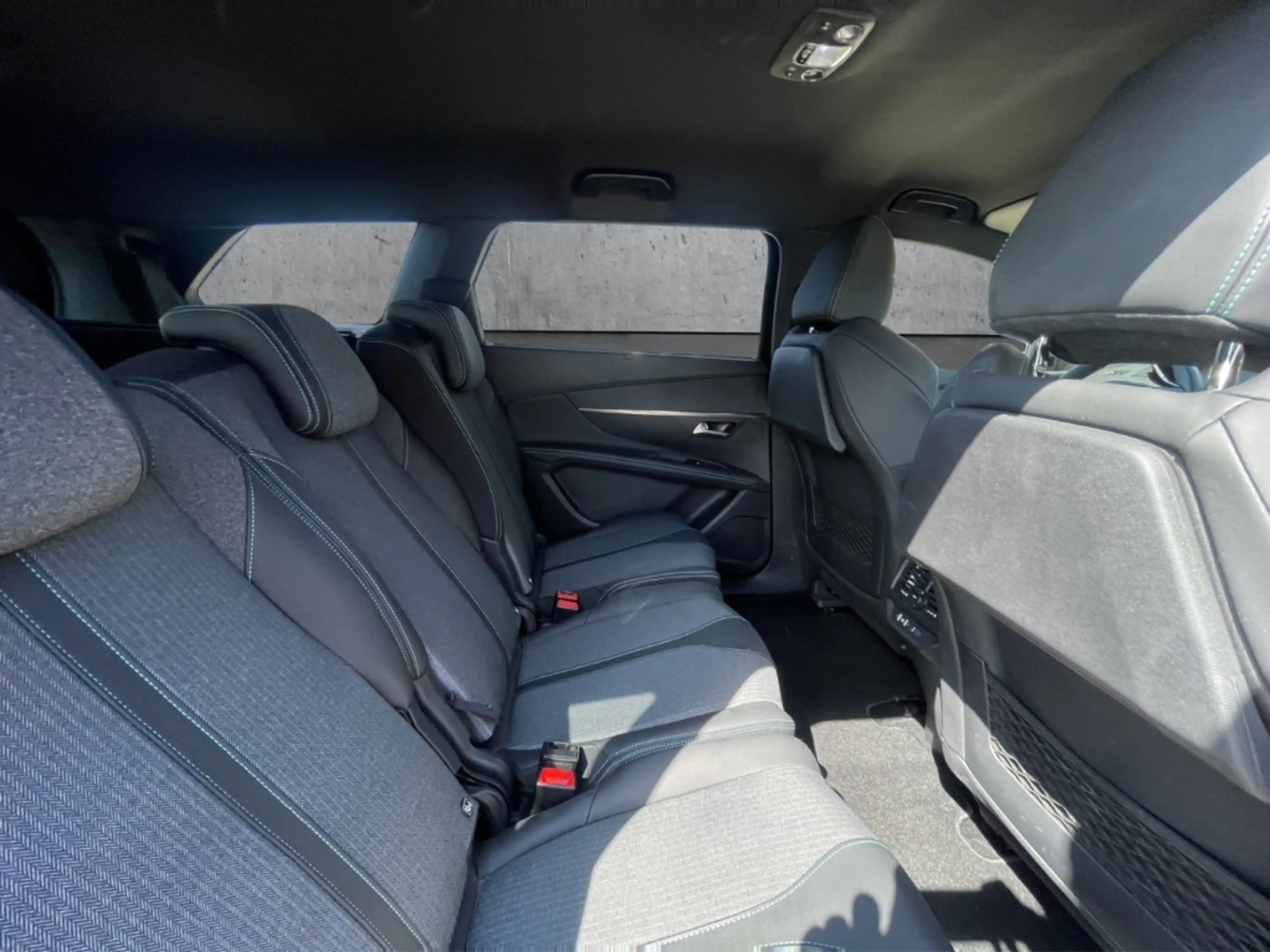 Peugeot 5008 Allure HYBRID 136 e-DSC6 7-Sitzer Kamera LED CarPl — photo 14