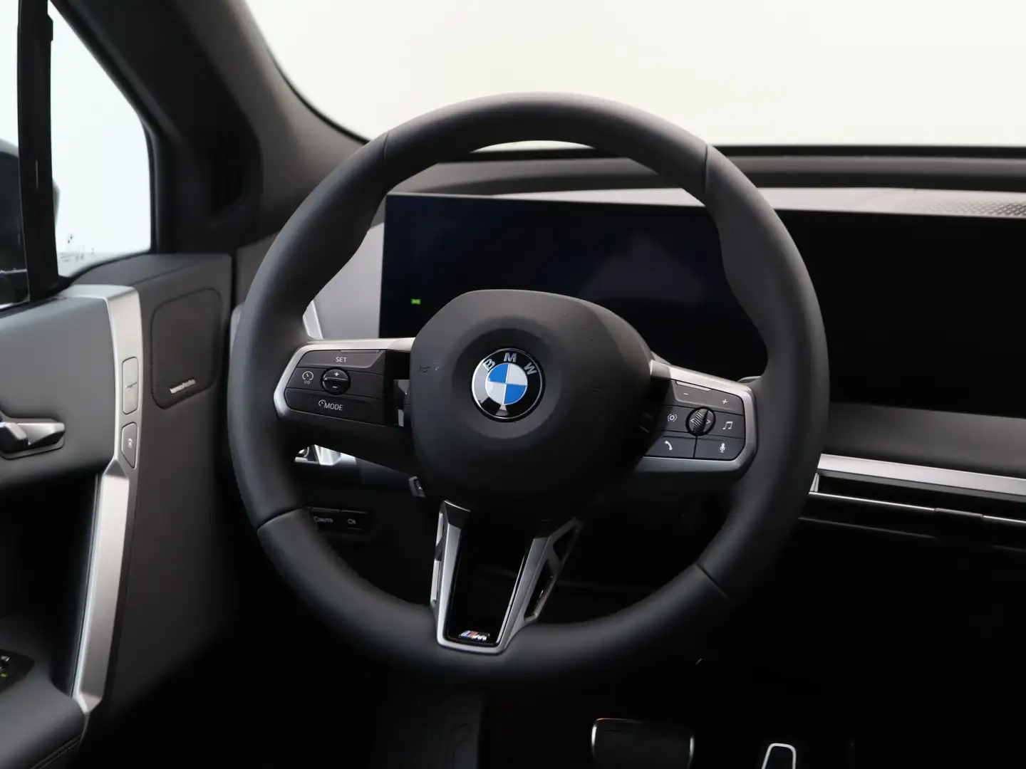 BMW iX xDrive45 101 kWh Noir - 2