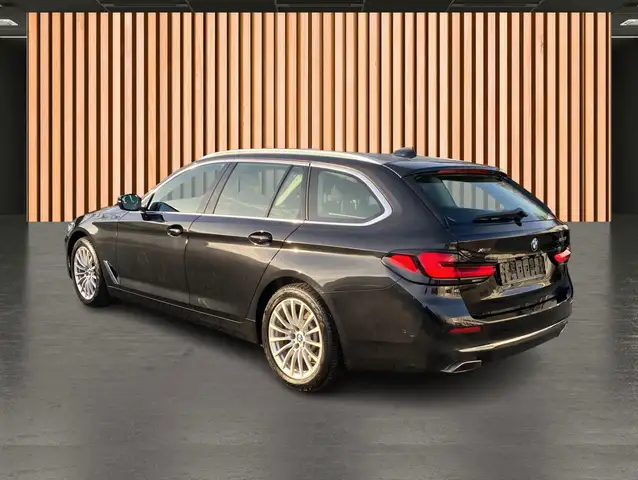 BMW 5 Series view 6