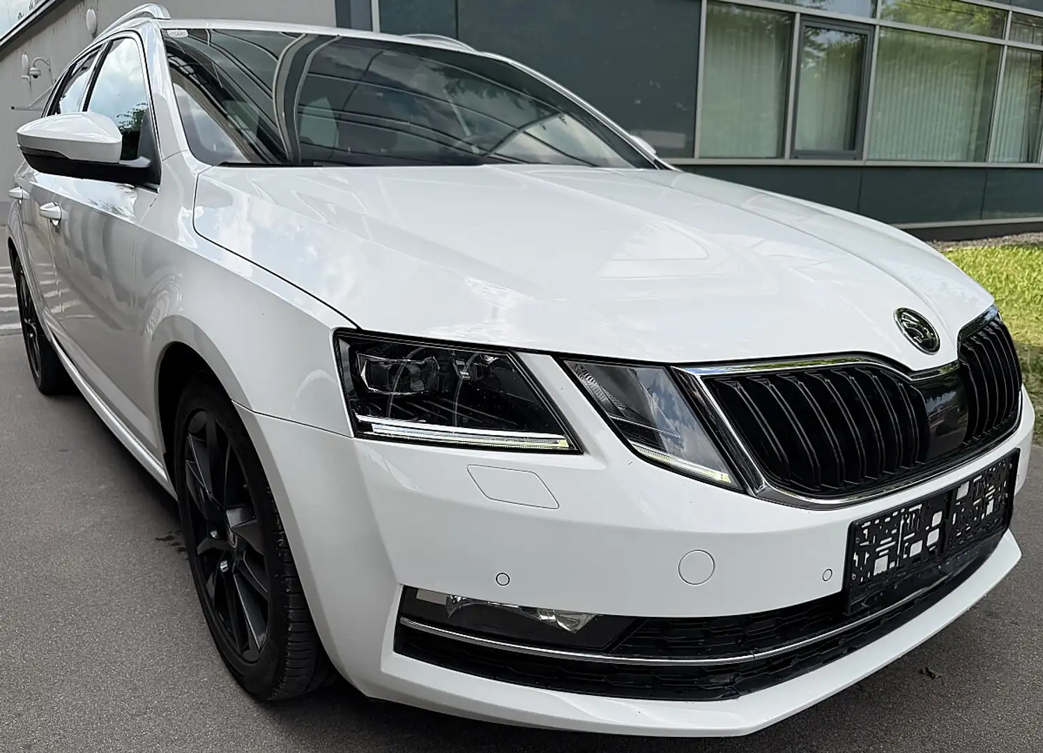 Skoda Octavia Combi 2.0 TDI DSG Style Limited | AHK | Panorama Weiß - 2